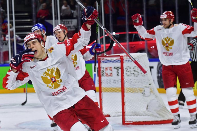 Форвард сборной России Максим Шалунов (слева) Форвард сборной России Максим Шалунов (слева)