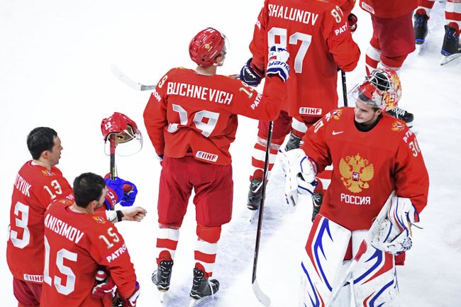 Вратарь сборной России Игорь Шестёркин (справа) Вратарь сборной России Игорь Шестёркин (справа)