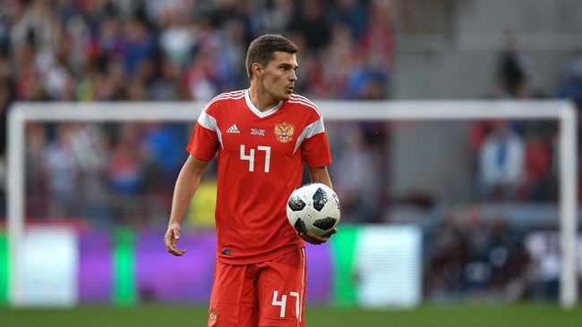 Хавбек сборной России Роман Зобнин