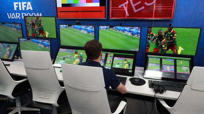 Контрольная комната системы видеопомощи арбитрам (VAR) Контрольная комната системы видеопомощи арбитрам (VAR)