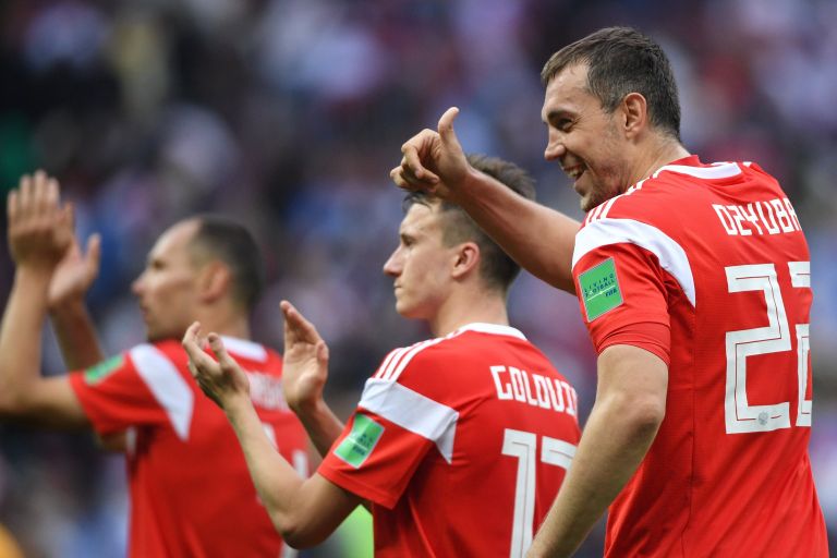 Футболисты сборной России Артем Дзюба, Александр Головин и Сергей Игнашевич (справа налево)