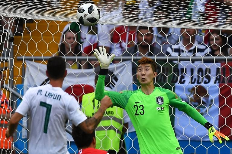 Южнокорейский вратарь Чо Хён У Южнокорейский вратарь Чо Хён У