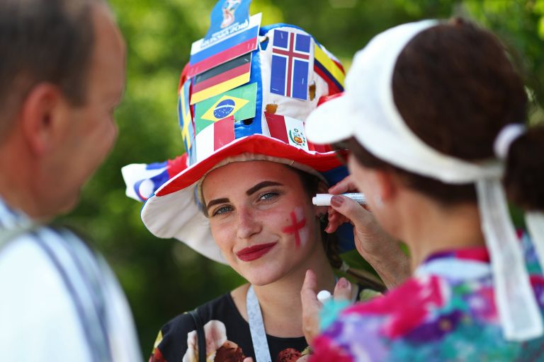 Болельщица перед матчем между сборными Англии и Панамы