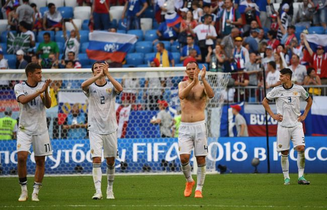 Футболисты сборной России Роман Зобнин, Марио Фернандес, Сергей Игнашевич и Илья Кутепов (слева направо)