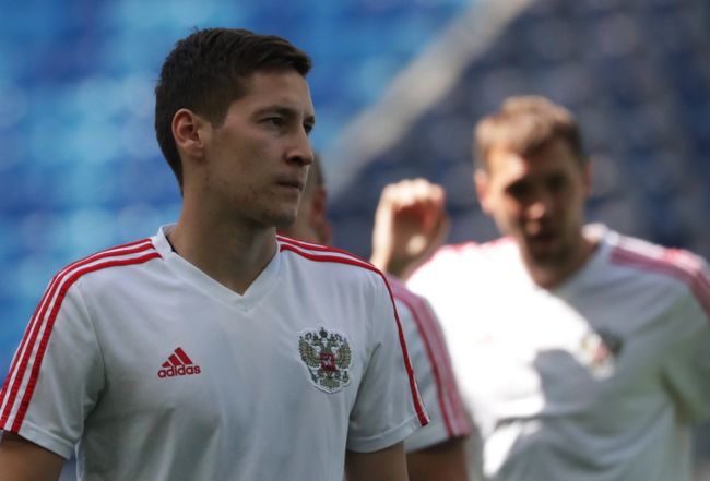 Хавбек сборной России Далер Кузяев Хавбек сборной России Далер Кузяев