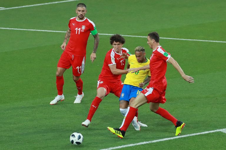 Сербские футболисты Александар Коларов, Милош Велькович и бразильский форвард Неймар (Слева направо) Сербские футболисты Александар Коларов, Милош Велькович и бразильский форвард Неймар (Слева направо)