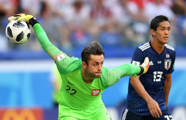 Вратарь сборной Польши Лукаш Фабьяньский и форвард сборной Японии Йосинори Муто (слева направо) Вратарь сборной Польши Лукаш Фабьяньский и форвард сборной Японии Йосинори Муто (слева направо)