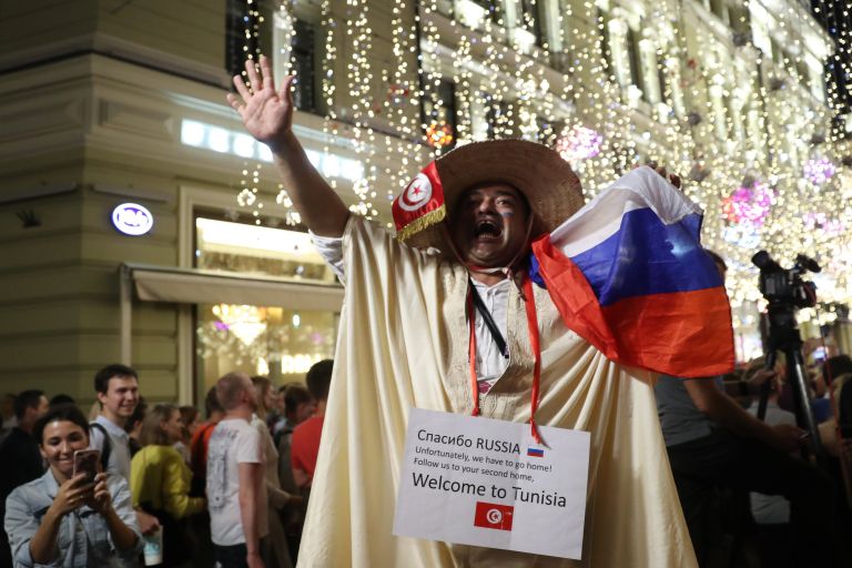 Болельщики празднуют победу сборной России Болельщики празднуют победу сборной России
