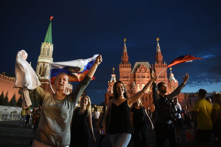 Болельщики празднуют победу сборной России Болельщики празднуют победу сборной России