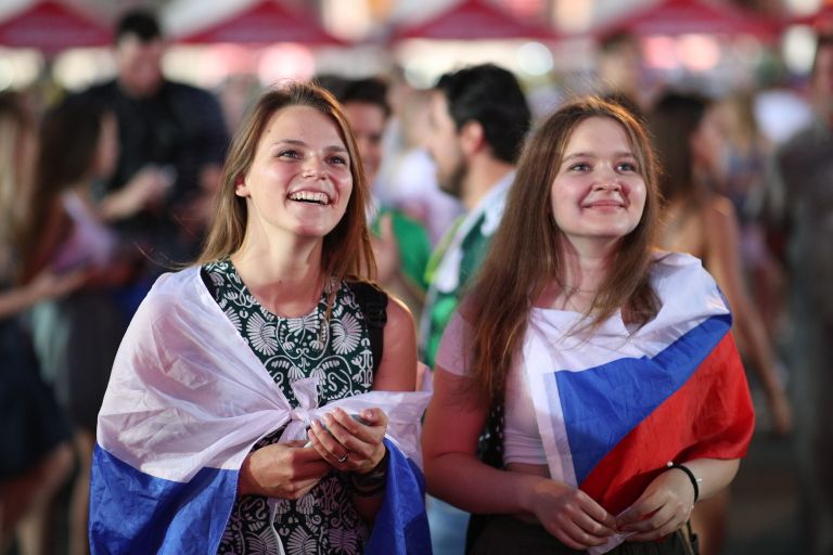 Болельщики празднуют победу сборной России Болельщики празднуют победу сборной России
