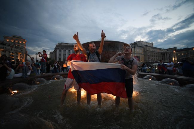 Болельщики празднуют победу сборной России Болельщики празднуют победу сборной России
