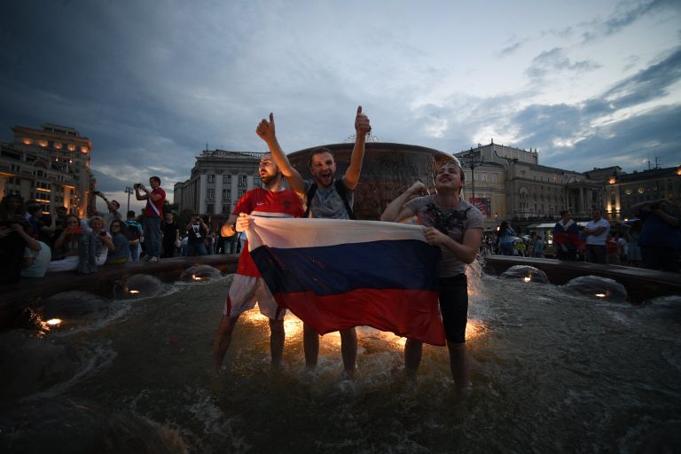 Болельщики празднуют победу сборной России Болельщики празднуют победу сборной России