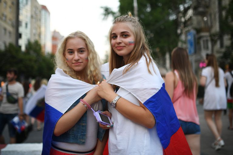 Болельщики празднуют победу сборной России Болельщики празднуют победу сборной России