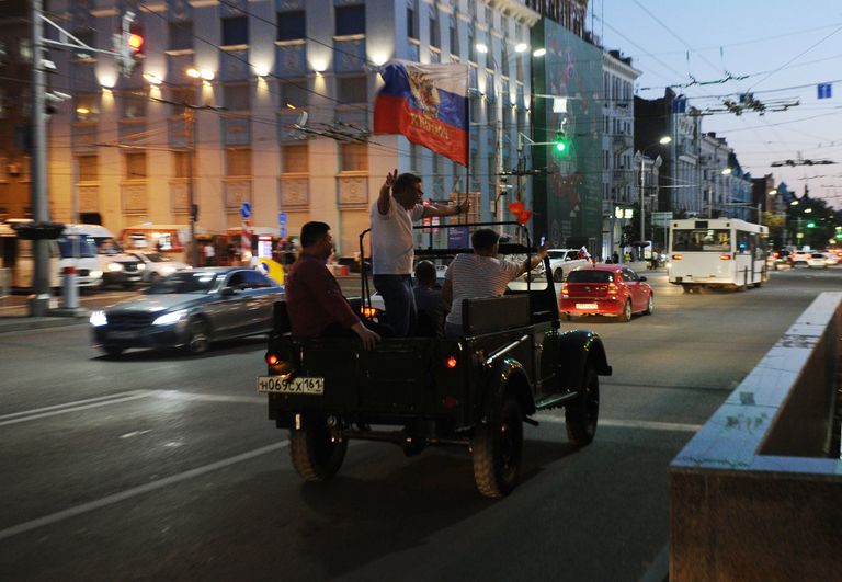 Болельщики празднуют победу сборной России Болельщики празднуют победу сборной России