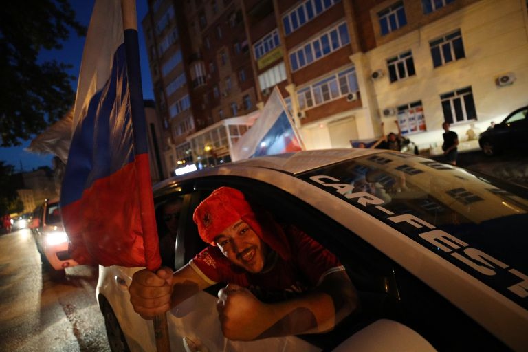 Болельщики празднуют победу сборной России Болельщики празднуют победу сборной России