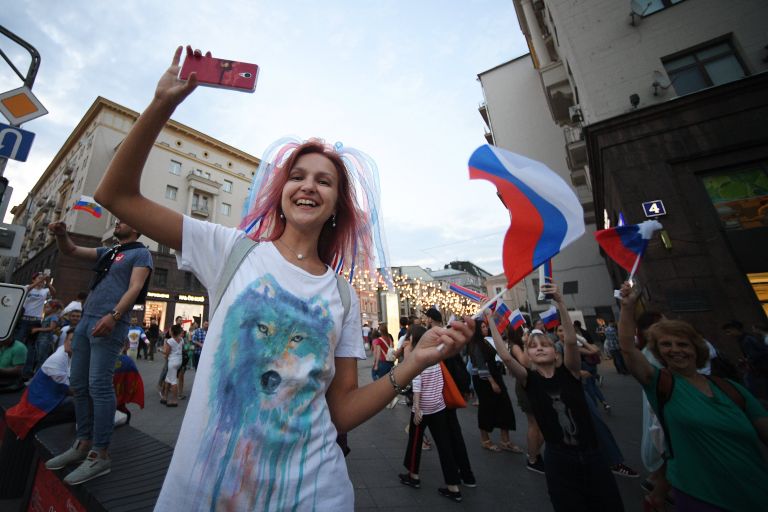 Болельщики празднуют победу сборной России Болельщики празднуют победу сборной России