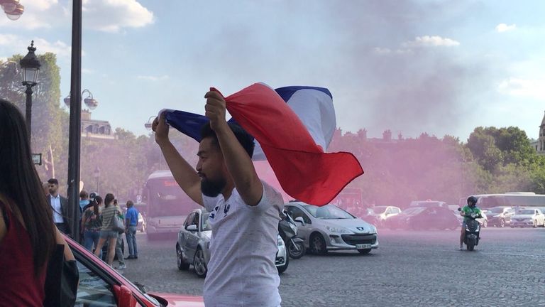 Болельщик сборной Франции в Париже Болельщик сборной Франции в Париже