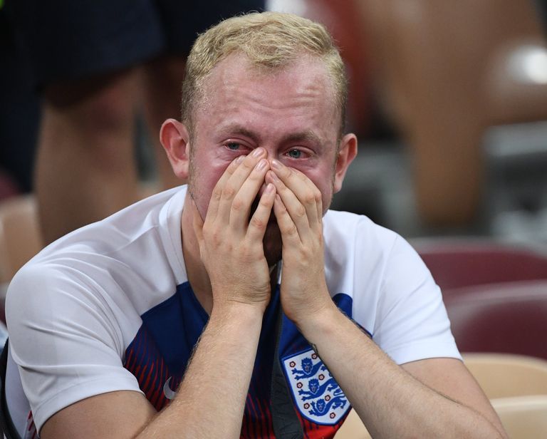 Болельщик сборной Англии после полуфинального матча чемпионата мира по футболу Болельщик сборной Англии после полуфинального матча чемпионата мира по футболу