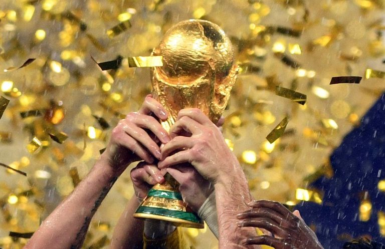 Кубок чемпионата мира по футболу 2018 в руках игроков сборной Франции