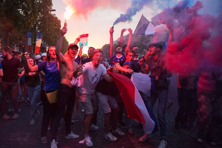 Футбольные болельщики в Париже Футбольные болельщики в Париже