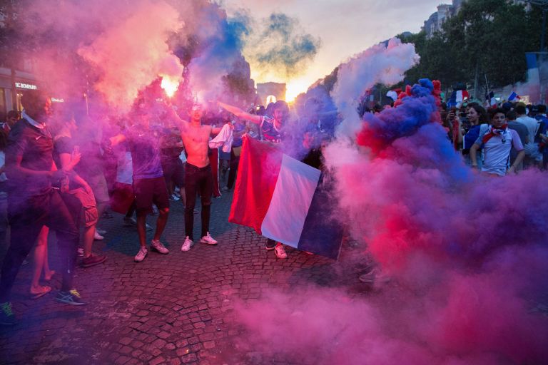 В Париже празднуют победу сборной Франции на ЧМ-2018 по футболу В Париже празднуют победу сборной Франции на ЧМ-2018 по футболу