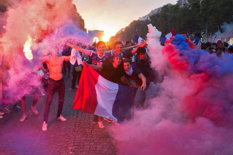 В Париже празднуют победу сборной Франции на ЧМ-2018 по футболу В Париже празднуют победу сборной Франции на ЧМ-2018 по футболу