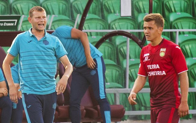 Главный тренер Уфы Сергей Томаров (слева) и полузащитник Уфы Иван Обляков