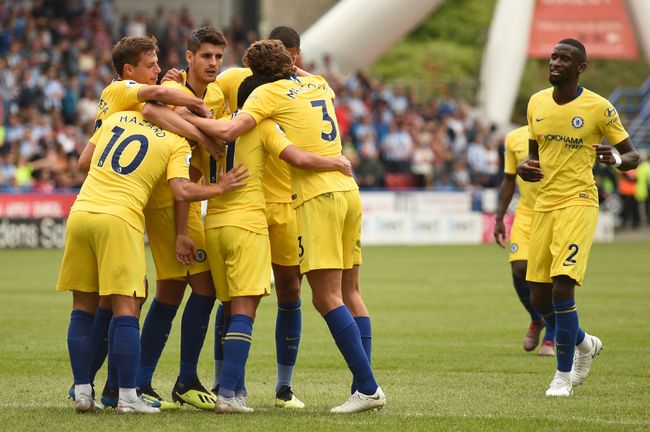 Футболисты Челси радуются забитому мячу в ворота Хаддерсфилд Таун Футболисты Челси радуются забитому мячу в ворота Хаддерсфилд Таун