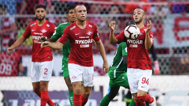 Хавбек Спартака Самуэль Жиго, форвард Анжи Понсе Андрес, полузащитники Спартак Денис Глушаков и Софьян Ханни (слва направо)