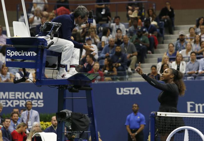 Арбитр финала US Open Карлос Рамос (слева) и Серена Уильямс (справа) Арбитр финала US Open Карлос Рамос (слева) и Серена Уильямс (справа)