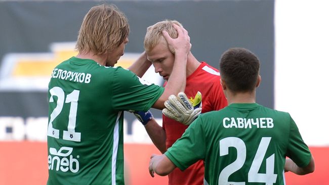 Футболисты Анжи Дмитрий Белоруков, вратарь Юрий Дюпин и Константин Савичев (слева направо) радуются победе Футболисты Анжи Дмитрий Белоруков, вратарь Юрий Дюпин и Константин Савичев (слева направо) радуются победе
