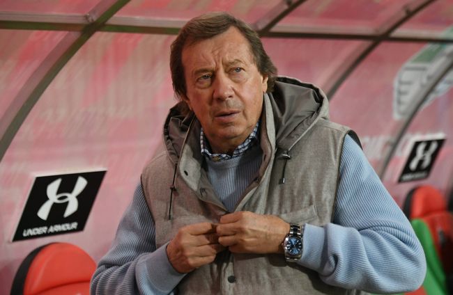 Главный тренер Локомотива Юрий Сёмин
