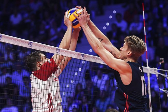 Игровой момент матча чемпионата мира по волейболу Польша - США