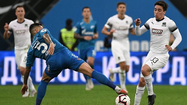 Игрок Зенита Леандро Паредес (слева) и игрок Краснодара Маурисио Перейра Игрок Зенита Леандро Паредес (слева) и игрок Краснодара Маурисио Перейра