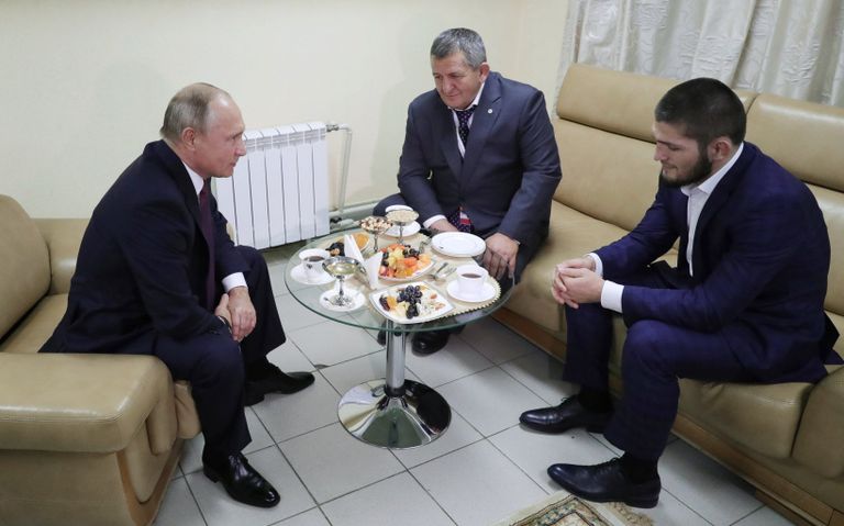 Президент России Владимир Путин и боец Хабиб Нурмагомедов