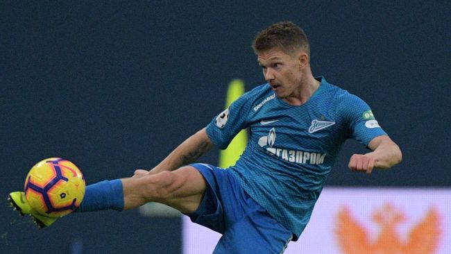 Полузащитник Зенита Олег Шатов