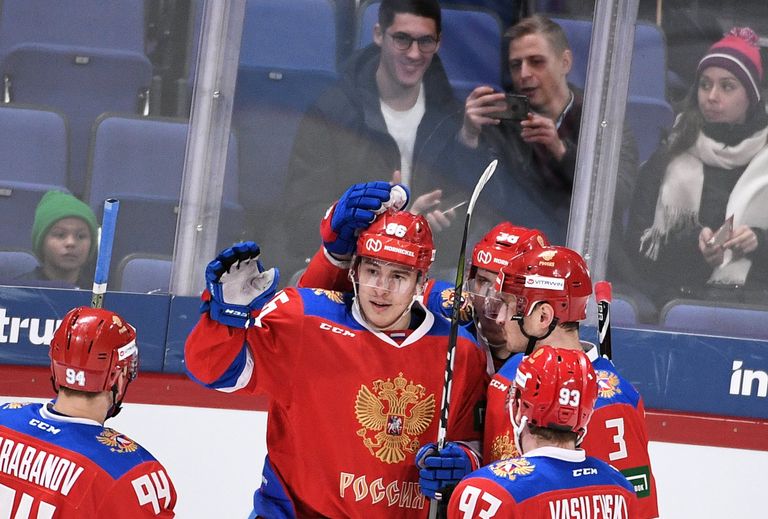 Хоккеисты сборной России радуются заброшенной шайбе
