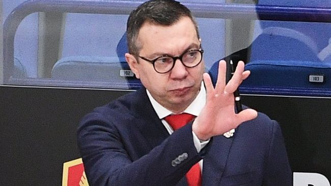 Главный тренер сборной России Илья Воробьёв (справа)