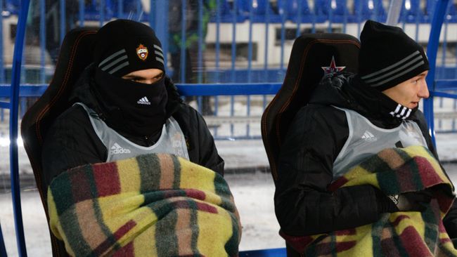 Нападающий ПФК ЦСКА Фёдор Чалов (справа)