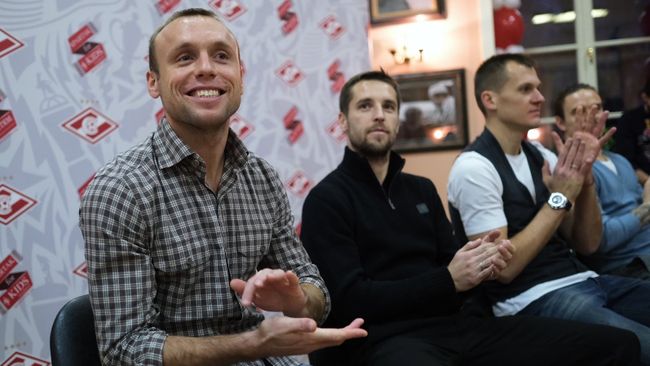 Игроки Спартака Денис Глушаков, Дмитрий Комбаров и Артем Ребров (слева направо) Игроки Спартака Денис Глушаков, Дмитрий Комбаров и Артем Ребров (слева направо)