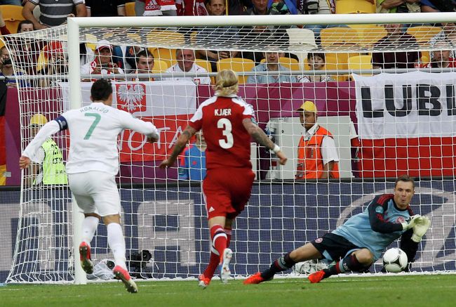 Игровой момент матча Дания - Португалия Игровой момент матча Дания - Португалия