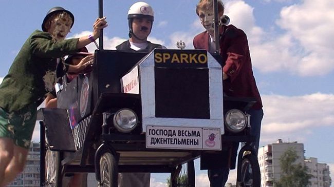 Гонщики на тарантасах развлекали столичную публику необычными нарядами