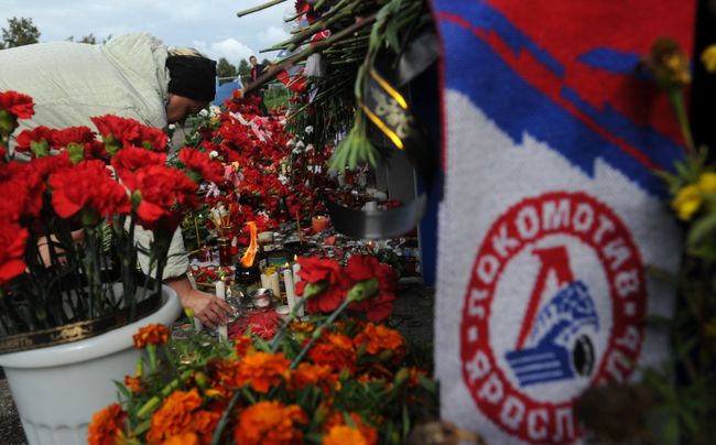 Цветы и свечи в память о погибших хоккеистах ярославского Локомотива у стадиона Арена-2000