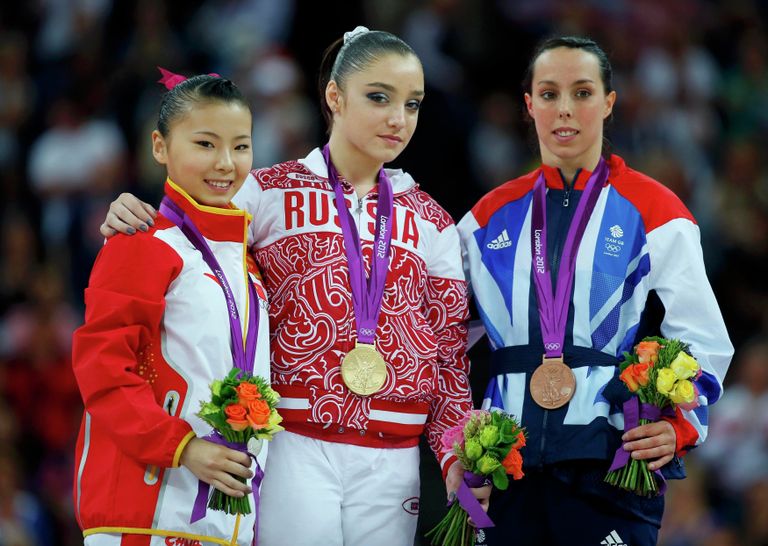 Хэ Кэсинь, Алия Мустафина, Элизабет Твиддл на церемонии награждения Хэ Кэсинь, Алия Мустафина, Элизабет Твиддл на церемонии награждения
