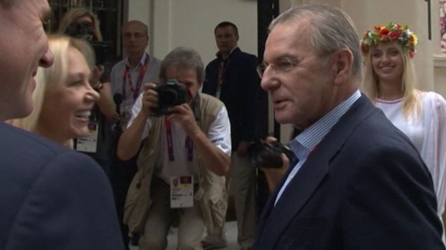 Украинцы попытались удивить президента МОК Рогге салом, драниками и борщом