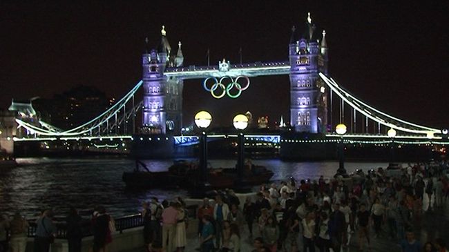 По ночам в окнах мэрии Лондона вспыхивает 3D пламя и проносится метро