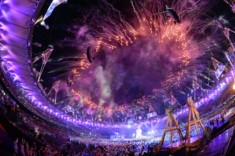 Салют во время церемонии открытия Салют во время церемонии открытия