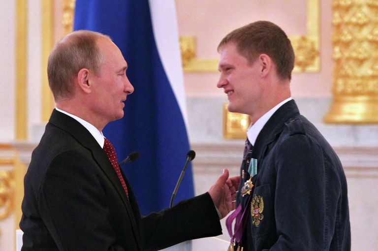 В.Путин вручил госнаграды паралимпийцам, завоевавшим золото В.Путин вручил госнаграды паралимпийцам, завоевавшим золото