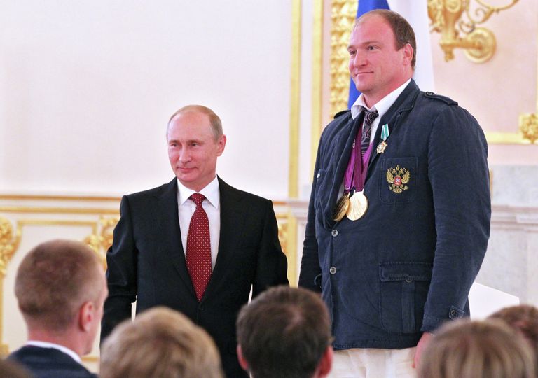В.Путин вручил госнаграды паралимпийцам, завоевавшим золото В.Путин вручил госнаграды паралимпийцам, завоевавшим золото