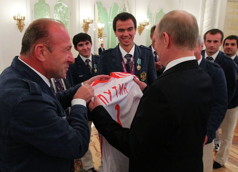 В.Путин вручил госнаграды паралимпийцам, завоевавшим золото В.Путин вручил госнаграды паралимпийцам, завоевавшим золото